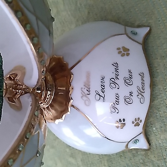 Heirloom Porcelain Musical Collection "Kitten Dreams"  Musical Egg - Picture 4 of 16